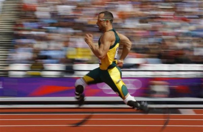 Oscar Pistorius, VĐV cụt 2 chân của Nam Phi, ở nội dung 400m nam.